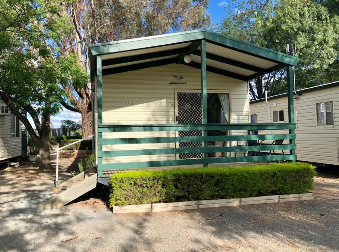 Tatura Cabin & Caravan Park ภายนอก รูปภาพ